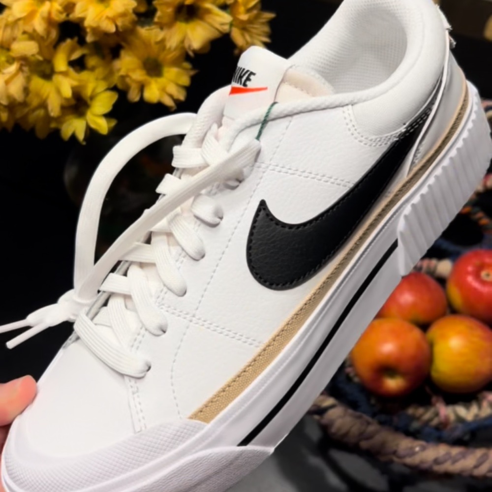 new in box nike court legacy lift Sz 8